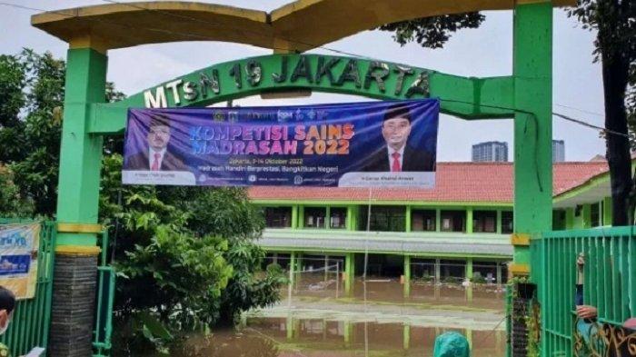 MTsN 19 Pondok Labu dilanda banjir pada Kamis (6/10/2022). Tiga orang dilaporkan tewas.