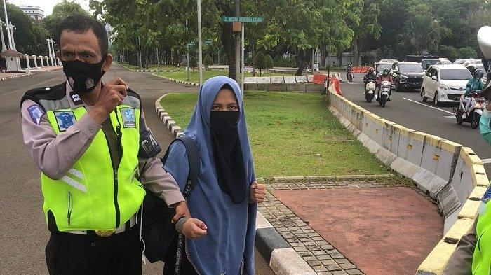 Perempuan membawa senjata api menerobos Istana Negara di Jalan Merdeka Utara, Jakarta Pusat, Selasa (25/10/2022). Perempuan yang menutup sebagian wajahnya dengan kain hitam tersebut diamankan anggota Polantas dan anggota Paspampres.