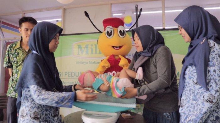 Indomaret dan Milna bekerjasama dengan Puskesmas Kelurahan Pulogebang menggelar Posyandu di permukiman warga di Jalan Pulo Gebang Permai, Kelurahan Pulo Gebang, Kecamatan Cakung, Jakarta Timur pada Kamis (26/12/19).