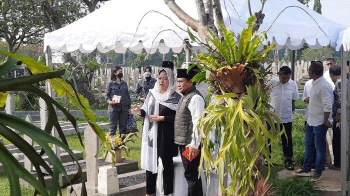 Ketua DPR RI, Puan Maharani ziarah kubur ke makam ayahnya Taufik Kiemas di TMP Kalibata, Kecamatan Pancoran, Jakarta Selatan, Minggu (25/9/2022) pagi.