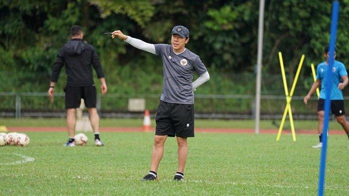Shin Tae-yong saaat memimpin latihan Timnas Indonesia.