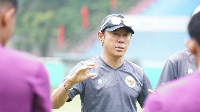 Shin Tae-yong sedang memimpin latihan Timnas Indonesia U-23 di SEA Games 2022 Vietnam.