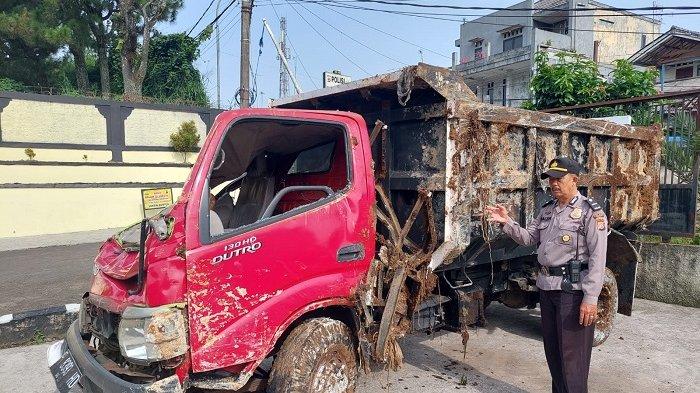 Truk tanah mengalami kecelakaan di Cigombong, Kabupaten Bogor, Senin (19/9/2022).