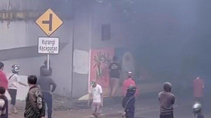 Tawuran pemuda pecah di Manggarai, Minggu (4/9/2022) pagi, persis sehari setelah pemerintah mengumumkan harga BBM naik. Hal ini sangat disayangkan.