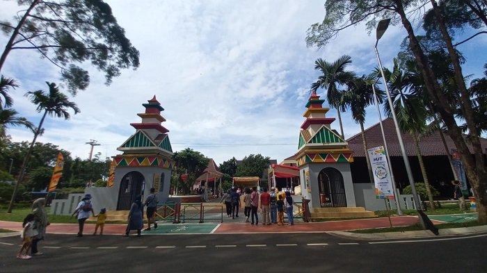 TMII kini memiliki wajah baru setelah direnovasi menjadi lebih modern dan indah, pas untuk tempat wisata keluarga masa kini.