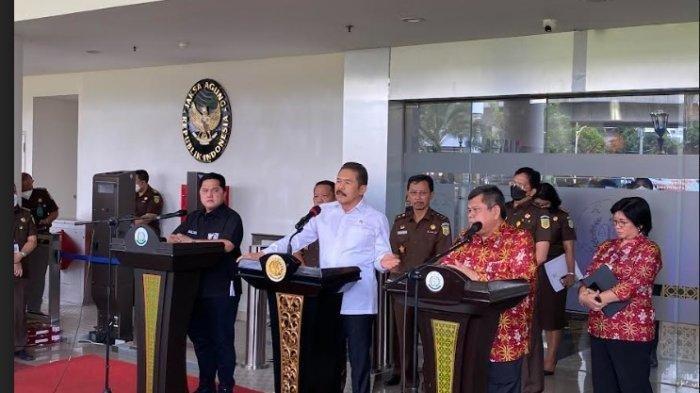 Jaksa Agung RI ST Burhanuddin mengumumkan dua tersangka baru