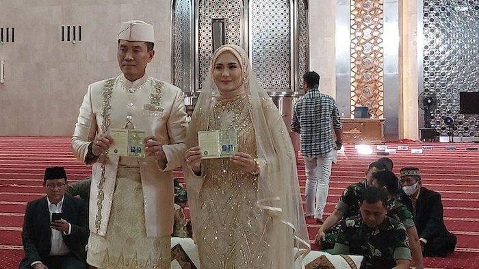 Juliana Moechtar dan Nur Wahyudi melaksanakan akad nikah di Masjid Istiqlal