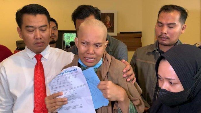 Kondisi istri Bripka Ari Galih Gumilang, yang mengidap penyakit kanker serviks