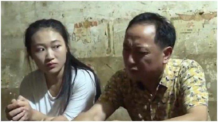 Pak Dan menangisi nasibnya yang memilukan di depan putrinya (eva.vn)