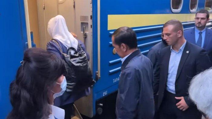 Potret Cantik dan Berani Ibu Negara Iriana Jokowi Dampingi Presiden hingga Tiba di Kyiv Ukraina 6
