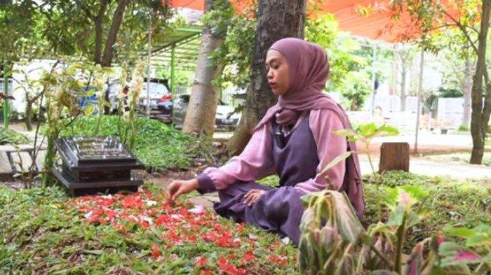 Ricsi ziarah ke makam sang ayanh