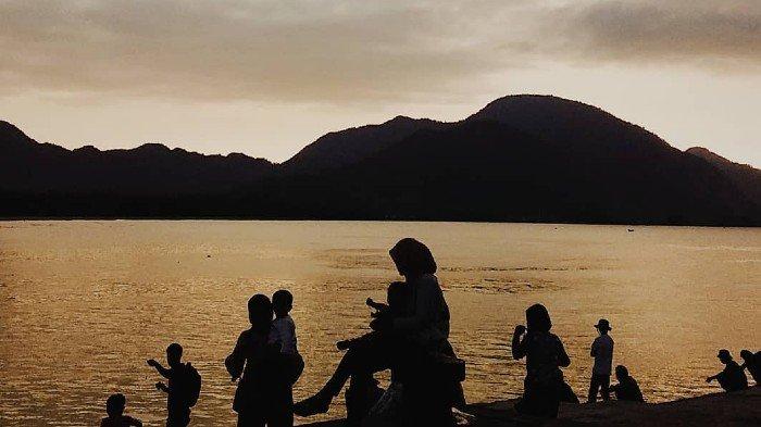 Suasana Senja di Pantai Ulee Lheue