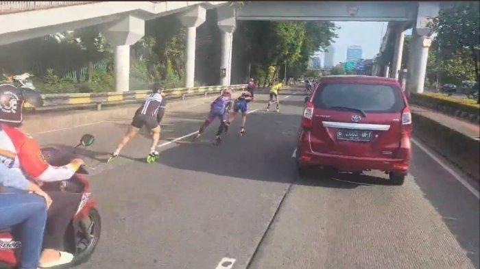 Video viral aksi rombongan skate yang asyik melaju di tengah Jalan Gatot Subroto
