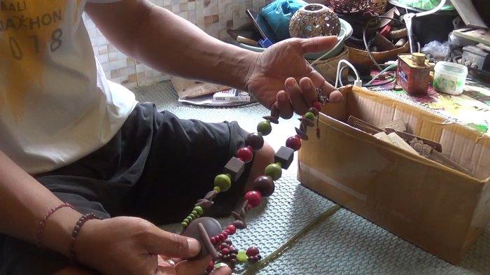 Contoh kerajinan batok kelapa dan beberapa aksesoris seperti gelang dan kalung