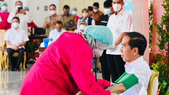 Presiden Jokowi pun menegaskan pentingnya vaksinasi penguat
