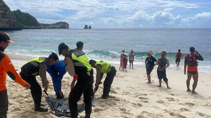 Proses evakuasi Niliash (24), WNA asal Malaysia yang hilang terseret arus