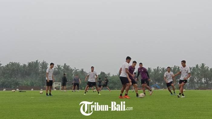 Suasana TC hari pertama Timnas Senior di Training Ground Bali United Pantai Purnama, Gianyar.