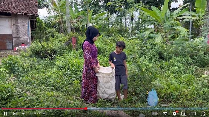 20220820 Halaman rumah Farel Prayoga, penyanyi cilik yang tampil di upacara HUT ke-77 RI