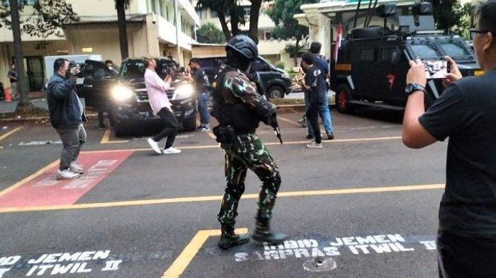 Anggota Brimbob bersenjata lengkap berada di Bareskrim Polri, Sabtu (6/8/2022).