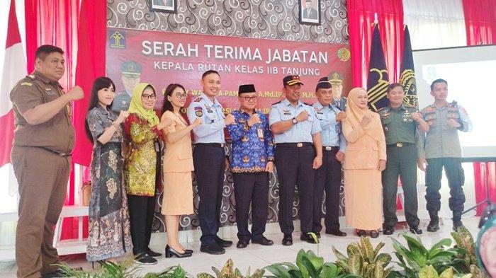 Bupati H Anang Syakhfiani foto bersama di acara sertijab Karutan tanjung 17112022.
