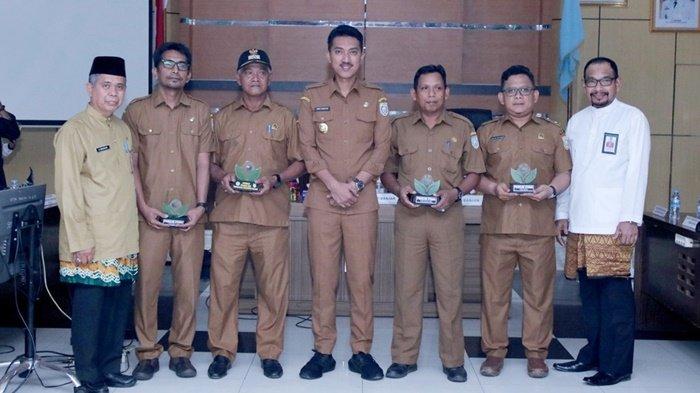 Bupati H Saidi Mansyur foto bersaama para penerima sertifikat pembina Proklim Senin (14/11/2022).