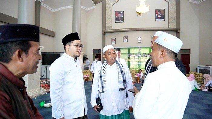 Bupati HST H Aulia Oktafiandi berbincang dengan para ulama.