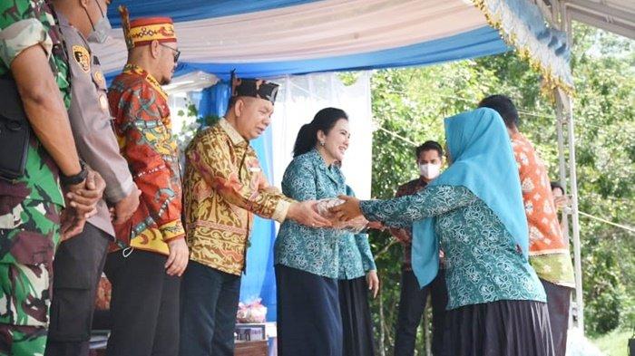 Bupati Kapuas Ben Brahim S Bahat menerima hasil olahan kerajinan di Jambore Kader PKK.