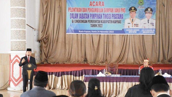Bupati Kapuas Ben Brahim S Bahat saat menyampaikan arahan pada 10 pejabat yang baru dilantik.