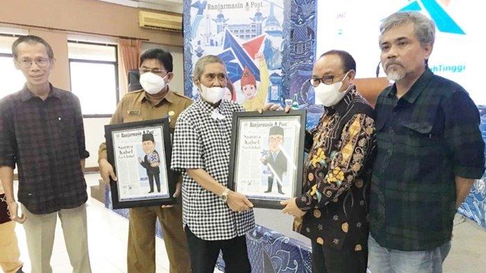 Bupati Tabalong anang Syakhfiani terima penghargaan dari pu bpost Rusdi Effendi AR 02082022.
