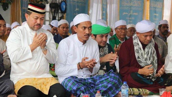 Bupati banjar H Saidi Mansyur berdoa bersama saat haul Pangeran Syarif Husein Minggu (20/11/2022).