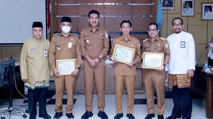 Bupati banjar Saidi Mansyur dan para penerima sertifikat pembina Proklim Senin (14/11/2022).
