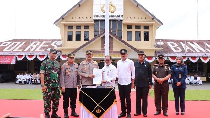 Bupati banjar Saidi saksikan kesepakatan bersama polres pada pilkades serentak 16112022.