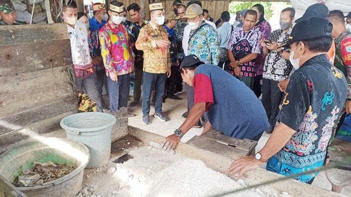 Bupati kapuas Ben Brahim S Bahat melihat proses produksi pakan ikan patin di Besarang 05012023-2.