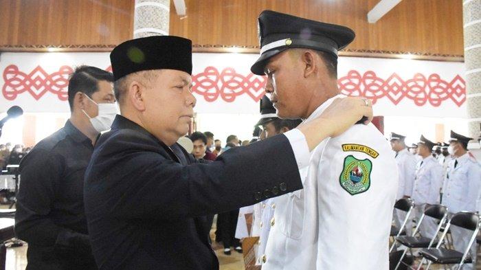 Bupati kapuas Ben Brahim S Bahat memasang Tanda Pangkat Jabatan kades Senin (29082022).