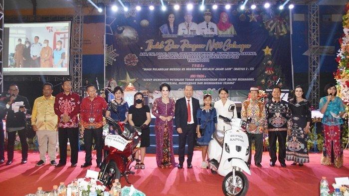 Bupati kapuas Ben Brahim S Bahat serahkan hadiah kepada peserta Natal Gabungan Selasa (20/12/2022).