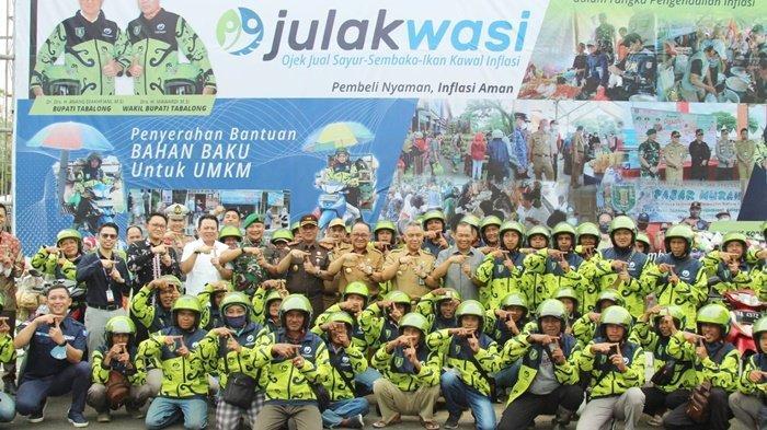 Bupati tabalong Anang Syakhfiani Wakilnya Mawardi bersama 70 pedagang Julak Wasi 21112022.