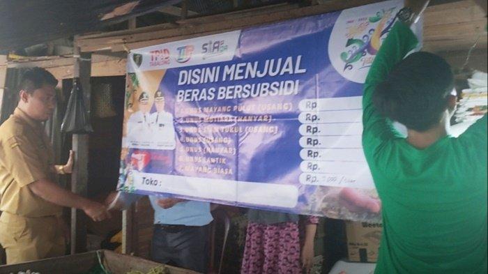 Diskopukmperindag Kabupaten Tabalong luncurkan Program Subsidi Beras di Pasar Tanjung.