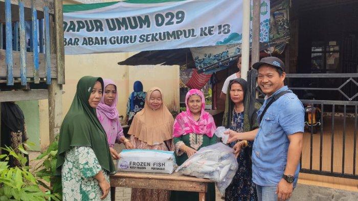 Dislautkan Kalsel menyerahkan bantuan ikan segar ke dapur umum