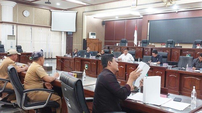 Humas PT Shore Agus perlihatkan dokumendi DPRD Kabupaten Tanah Laut (Tala) 28/11/2022.