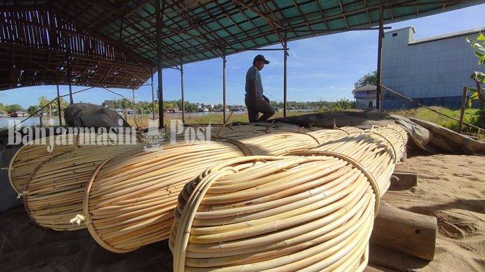 Ikatan rotan di Desa Tamba Jaya Kecamatan Tabukan Kabupaten Barito Kuala (Batola) Sabtu (23/04/2022)