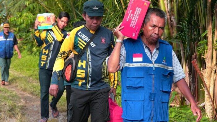 Kadinsos hst bagikan nasi ke korban banir