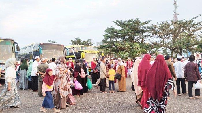 Keluarga jemaah haji saat menjemput di halaman Kantor DRPD Tabalong Selasa (26072022).