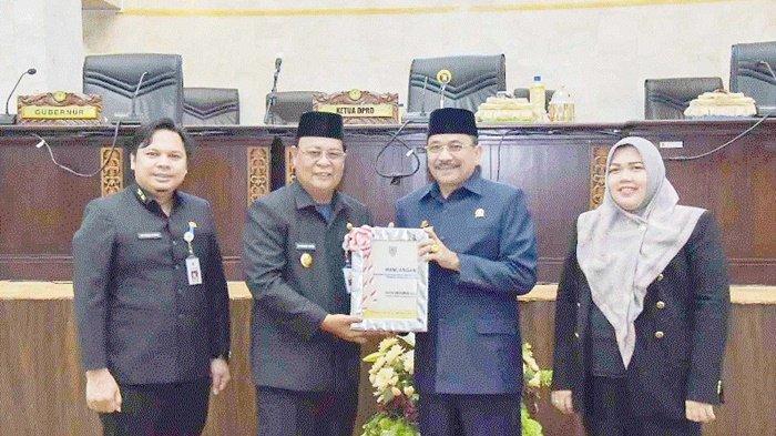 Ketua DPRD kalsel Supian HK dan Gubernur sahbirin noor Rabu (21092022).