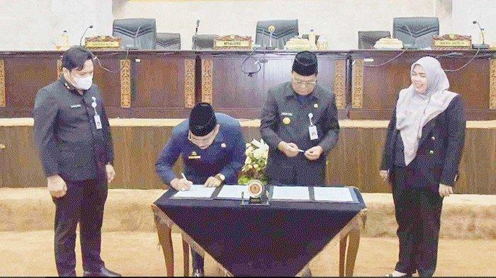 Ketua DPRD kalsel Supian HK menandatangani dokumen Rabu (21092022).