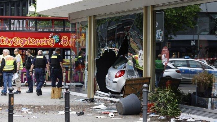 Mobil yang menabrak sekelompok orang di Berlin tengah