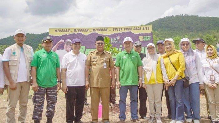 PT PLN (Persero) uid kskt serahkan 3 ribu pohon dan juga tanam bersama Forkopimda di Tahura.