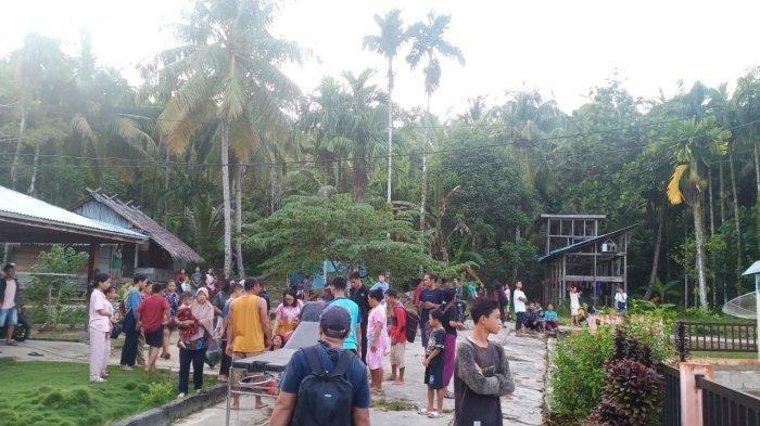 Pasca Gempa di Kepulauan Mentawai warga Sikabaluan Terus Bergerak ke Pengungsian