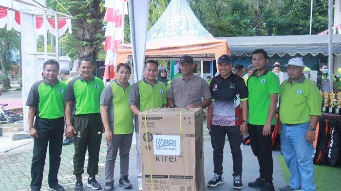 Pemberian hadiah di Hari Jadi ke-39 RSUD Pambalah Batung Kota Amuntai Minggu (04/12/2022).