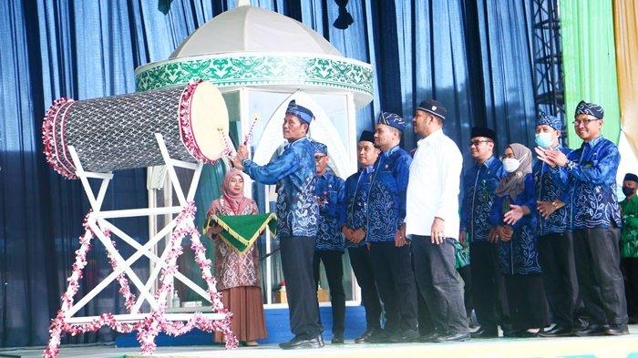 Penabuhan beduk oleh Bupati tala Sukamta tanda dimulai MTQ ke-44, Jumat (15072022).