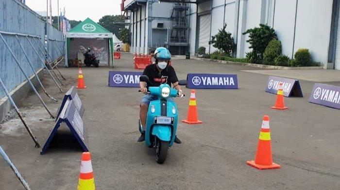 Pengunjung mencoba kendaraan yang dipamerkan Yamaha di Jakarta Fair Kemayoran (JFK) 2022.